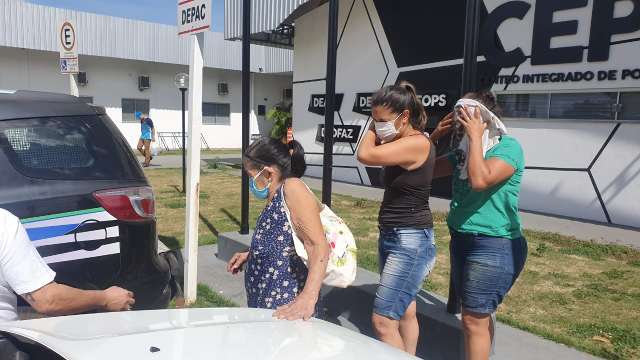 M&atilde;e de 76 anos e filha foram presas em a&ccedil;&atilde;o contra traficantes &quot;piroman&iacute;acos&quot;