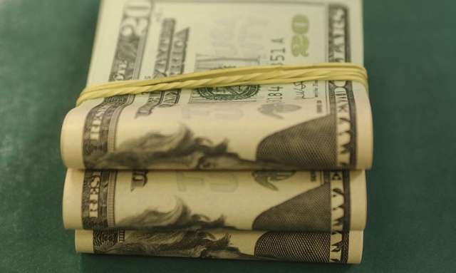 D&oacute;lar se aproxima de R$ 5,60 e fecha no maior valor em oito dias