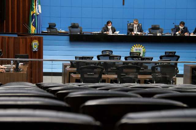 Deputados discutem o uso do fundo dos poderes para pagar sal&aacute;rios