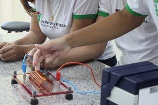 Alunos do IFMS realizavam ativida prática quando aulas eram presenciais (Foto: Divulgação/IFMS)