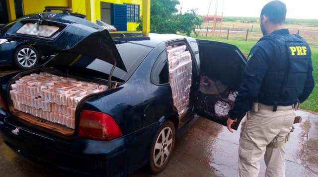 Em persegui&ccedil;&atilde;o na BR-163, PRF apreende ve&iacute;culo com 10 mil ma&ccedil;os de cigarros 