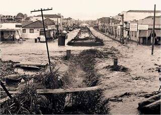 As enchentes da Rua Maracajú só pararam depois dos anos 70 (Foto: Roberto Higa)
