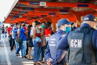Fiscais na última segunda-feira (4), quando se tornou obrigatório uso de máscaras em ônibus em Campo Grande.