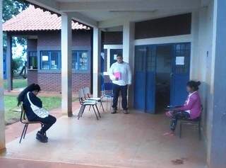 Moradores aguardam atendimento no posto de saúde da aldeia Jaguapiru, nesta manhã (Foto: Direto das Ruas)