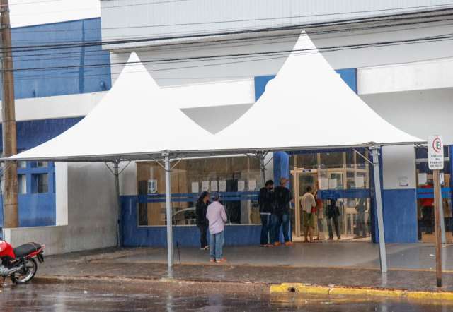Chuva diminui fila em frente a bancos e quem apareceu comemora 