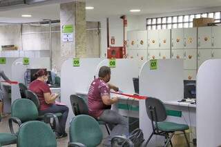 Trabalhadores recebem atendimento na Funtrab de Campo Grande (Foto: Paulo Francis/Arquivo)