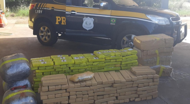 Sem CNH e com carro furtado de locadora, traficante &eacute; preso com 355 kg de droga 