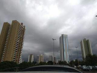 Céu escuro em Campo Grande por volta das 16h30 (Foto: Direto das Ruas)