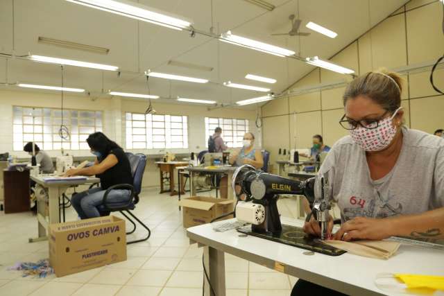 Para costureiras da prefeitura, fazer m&aacute;scaras &eacute; chance de enfrentar crise