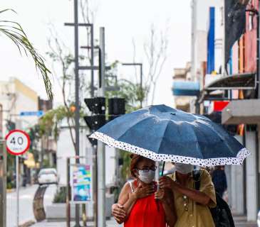 Com chuva e frio, preocupação com contágio é maior pelas ruas na cidade