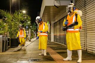 Equipe faz a desinfecção da 14 de Julho, uma das vias higienizadas durante a pandemia em Campo Grande.