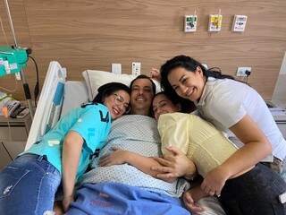 Fam&iacute;lia comemora sa&iacute;da de Cristiano de leito de UTI ap&oacute;s 49 dias