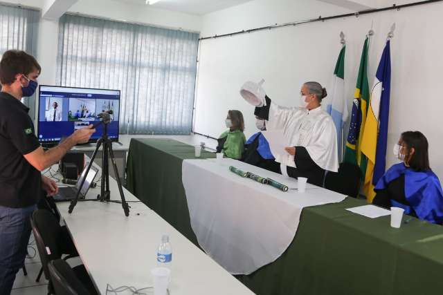 Com pandemia, Medicina antecipa formatura e entrega certificado em drive thru