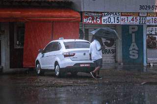 No começo da manhã Campo Grande registrou 19 milímetros de chuva. (Foto: Henrique Kawaminami)