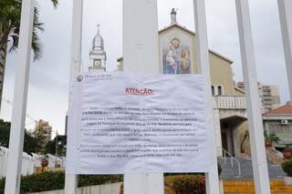 Até igrejas foram fechadas como forma de combater a pandemia em Campo Grande. (Foto: Kisie Ainoã)