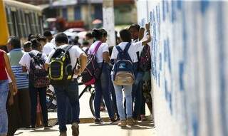 Alunos em frente a uma escola.(Foto: Marcelo Camargo/AgênciaBrasil) 