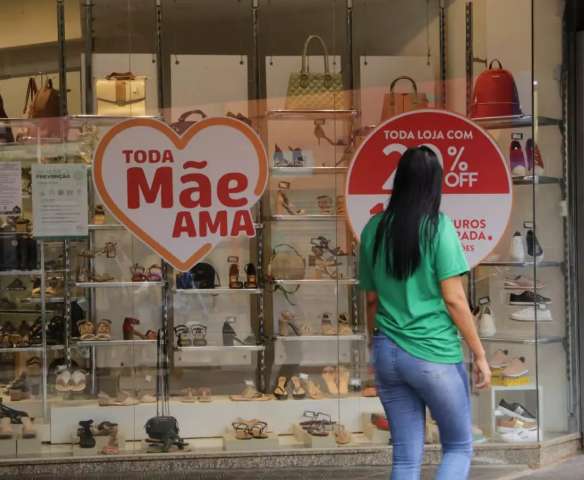 No lugar da decora&ccedil;&atilde;o de Dia das M&atilde;es, comerciantes preferem baixar os pre&ccedil;os 