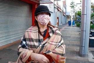 Neuza Rodrigues usou até manta para se proteger do frio (Foto: Henrique Kawaminami)