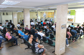 Candidatos a vagas de emprego lotam todos os dias a recepção da agência (Foto: Marcos Maluf)