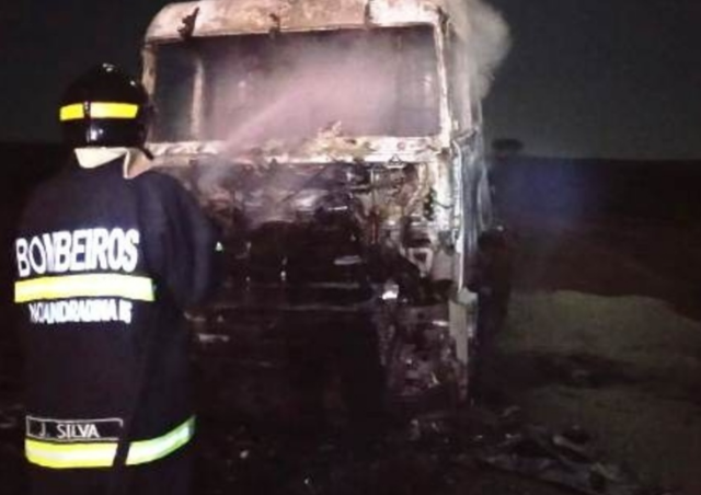 Caminh&atilde;o tem pane el&eacute;trica no motor, pega fogo na rodovia e fica destru&iacute;do 