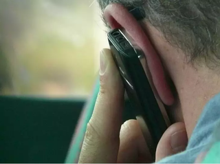 Homem durante ligação realizado por meio de um aparelho celular (Foto: Divulgação)