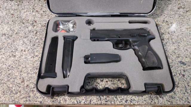 Dupla &eacute; presa com televisor, notebooks e pistola roubados de resid&ecirc;ncia 