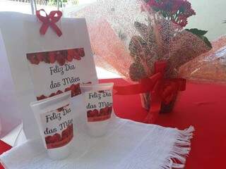 Kits que Josiany passou a fazer com flores, álcool gel e sabonete para o Dia das Mães. (Foto: Arquivo Pessoal)