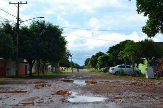 Rua sem asfalto na Vila Nasser depois de ação da chuva (Foto: Direto das ruas)