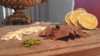 Amêndoas e raspas de laranja foram parar em barrinhas de chocolate para o Dia das Mães. (Foto: Delmondes Tortelaria)