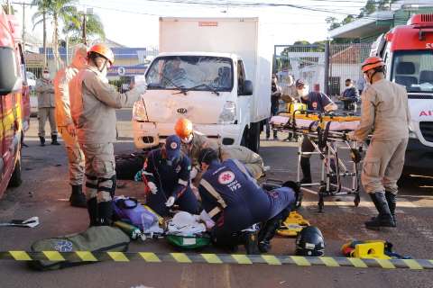 Motociclista &eacute; reanimado ap&oacute;s ser atingido por caminh&atilde;o ba&uacute; 