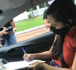 Melissa assinou o certificado dentro do carro. (Foto: Arquivo Pessoal)
