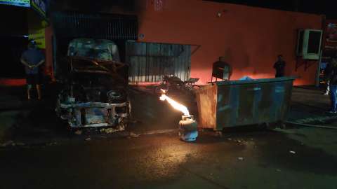Incêndio durante a noite em depósito de açougue destrói carro e duas motos