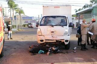 Motociclista &eacute; reanimado ap&oacute;s ser atingido por caminh&atilde;o ba&uacute; 