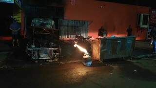 Botijão de gás ainda queimava em frente ao local onde bombeiros apagaram as chamas (Foto: Osvaldo Duarte)