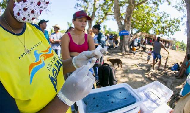 Isolados pela seca, ribeirinhos recebem vacina&ccedil;&atilde;o, alimentos e kits escolares 