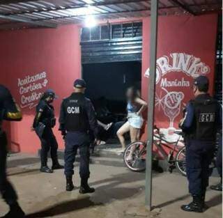 Vizinhos denunciam casas de prostituição abertas durante a pandemia Vizinhos denunciam casas de prostituição abertas durante a pandemia