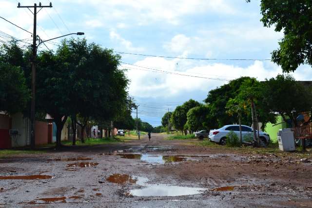 Depois da chuva, ruas sem asfalto na Vila Nasser incomodam moradores