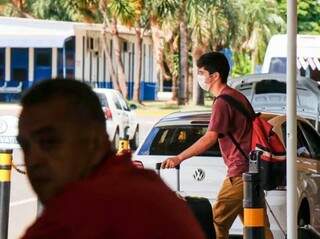 Companhias a&eacute;reas passam a cobrar uso de m&aacute;scaras por passageiros