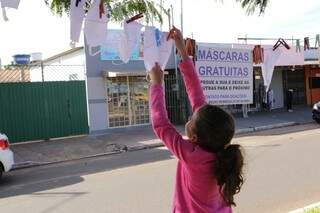 Varal solid&aacute;rio com m&aacute;scaras gr&aacute;tis salva quem at&eacute; agora n&atilde;o arrumou uma