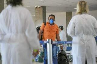 Homem chega no Aeroporto Internacional de Campo Grande. (Foto: Marcos Maluf)