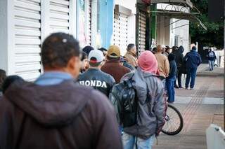 Trabalhadores enfrentam frio na fila da agência estadual de empregos (Foto: Henrique Kawaminami)