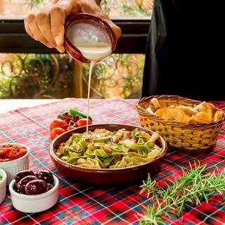 Fettuccini ao molho branco é uma das opções na Cantina Romana. (Foto: Reprodução Facebook)