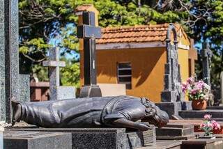 Escultura caída, de Cristo, em jazigo no Santo Antônio (Foto: Marcos Maluf)