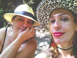 Bia e Carlota, em uma das tantas vezes em que foram para cachoeiras. (Foto: Arquivo Pessoal)