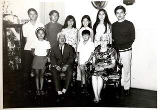 Hiyoshi Katayama com os netos, Sergio é o último da direita, em pé de blusa preta (Foto: Roberto Katayama)