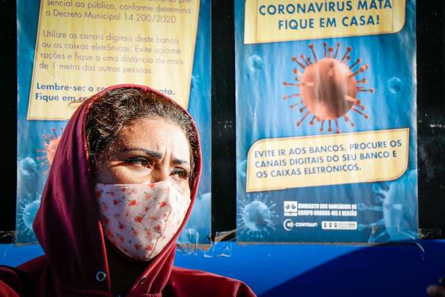 Cobertor &eacute; companheiro de quem enfrenta frio e escuro na fila do aux&iacute;lio