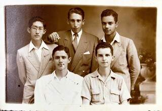Roberto Katayama, único de óculos à esquerda, e seus amigos no estúdio, todos muito jovens (Foto: Hiyoshi Katayama)