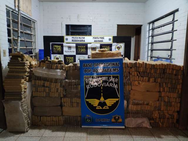 Jovem &eacute; preso ap&oacute;s se acidentar com ve&iacute;culo carregado com quase 1 t de maconha 