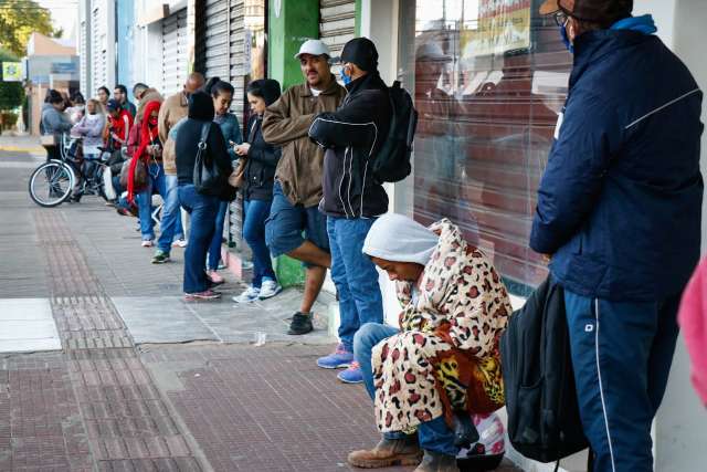 Frio diminui concorr&ecirc;ncia na fila da Funtrab, mas n&atilde;o espanta &ldquo;desesperados&rdquo;