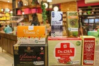 Nas lojas você encontra todos esses itens essenciais, como própolis, vitamina C, glutamina e chás.